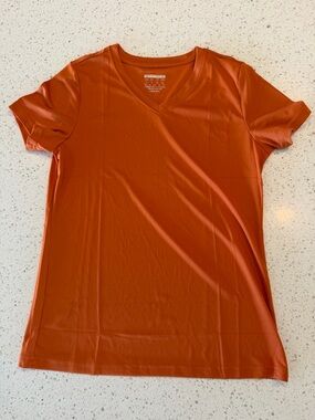 Women's V-Neck Active Tee in Rust S